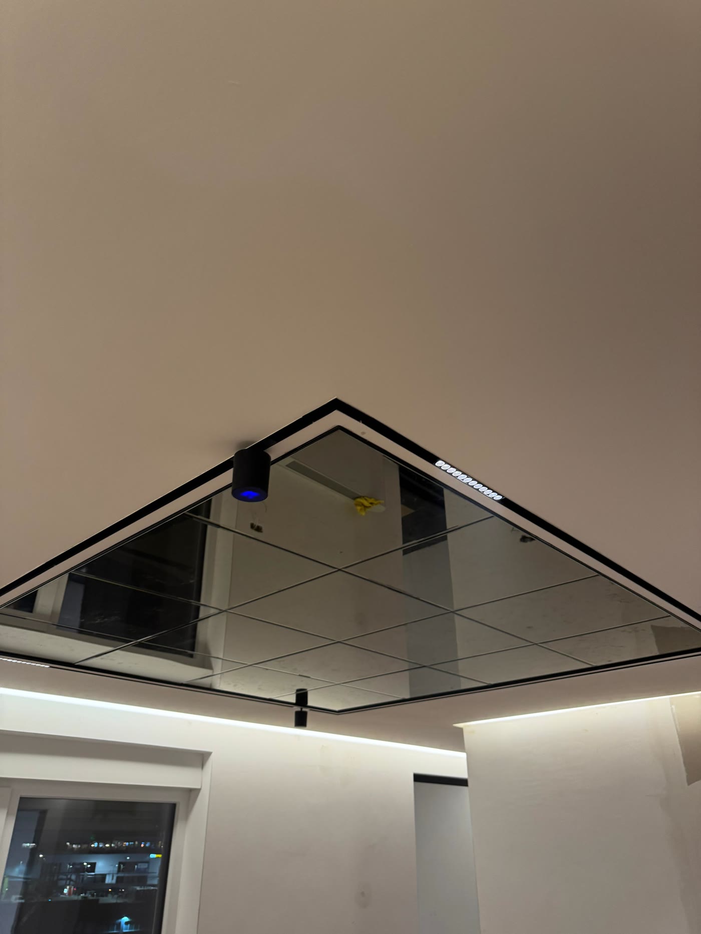 Tavan me panel xhami reflektues